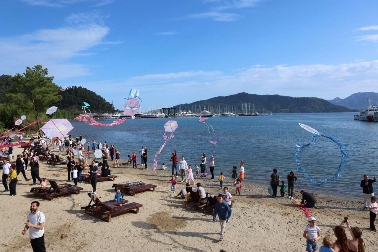 Marmaris’te Uçurtmalar Gökyüzünü, Çocuklar Burunucu’nu Renklendirdi 2